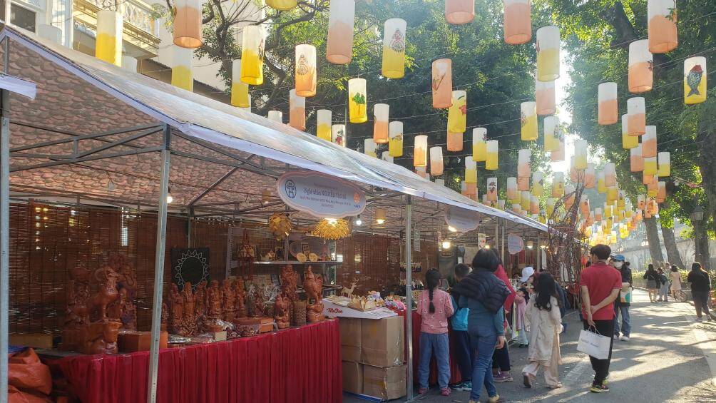 Những gian h&agrave;ng b&aacute;n quần &aacute;o, tranh vẽ, đồ d&ugrave;ng, tượng,... cũng xuất hiện tại khu phố b&iacute;ch họa Ph&ugrave;ng Hưng dịp gần Tết.