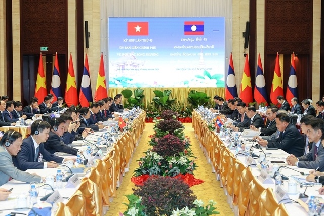 Trong chuyến thăm, hai b&ecirc;n đ&atilde; thống nhất nhiều phương hướng, biện ph&aacute;p cụ thể th&uacute;c đẩy hợp t&aacute;c song phương trong thời gian tới, gi&uacute;p hiện thực h&oacute;a c&aacute;c định hướng lớn v&agrave; c&aacute;c thỏa thuận của L&atilde;nh đạo cấp cao hai Đảng, hai nước. 
Theo đ&oacute;, hai b&ecirc;n nhất tr&iacute; duy tr&igrave; quan hệ ch&iacute;nh trị gắn b&oacute; v&agrave; tin cậy giữa hai Đảng, hai nước; kh&ocirc;ng ngừng đưa hợp t&aacute;c trong c&aacute;c lĩnh vực trụ cột l&agrave; an ninh v&agrave; quốc ph&ograve;ng đi v&agrave;o chiều s&acirc;u; quyết t&acirc;m n&acirc;ng tầm hợp t&aacute;c kinh tế với trọng t&acirc;m l&agrave; tiếp tục hỗ trợ nhau phục hồi kinh tế sau đại dịch; x&acirc;y dựng nền kinh tế độc lập tự chủ, hội nhập quốc tế s&acirc;u rộng v&agrave; hiệu quả. 
Trong ảnh, Thủ tướng Phạm Minh Ch&iacute;nh v&agrave; Thủ tướng L&agrave;o Sonexay Siphandone đồng chủ tr&igrave; kỳ họp lần thứ 45 Ủy ban li&ecirc;n Ch&iacute;nh phủ về hợp t&aacute;c song phương Việt Nam-L&agrave;o.  Ảnh: VGP/Nhật Bắc