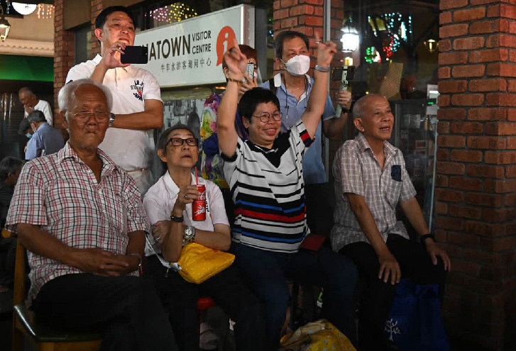 Năm nay, nhờ t&igrave;nh h&igrave;nh dịch bệnh cải thiện, Singapore đ&atilde; c&oacute; thể kh&ocirc;i phục tất cả hoạt động đ&oacute;n năm mới truyền thống bao gồm c&aacute;c m&agrave;n tr&igrave;nh diễn tr&ecirc;n s&acirc;n khấu h&agrave;ng tuần, lễ hội đếm ngược ch&agrave;o đ&oacute;n thời khắc bước sang năm mới v&agrave; đặc biệt l&agrave; sự trở lại của hội chợ tết - sự kiện thường ni&ecirc;n buộc phải tạm dừng trong 2 năm qua do ảnh hưởng của dịch Covid-19. Ảnh: Straits Times