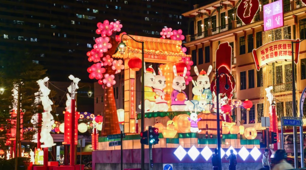 Khu vực trang tr&iacute; trung t&acirc;m l&agrave; h&igrave;nh ảnh gia đ&igrave;nh nhiều thế hệ nh&agrave; thỏ với tổng chiều cao l&ecirc;n tới 10m đặt tại n&uacute;t giao giữa phố Upper Cross v&agrave; đường New Bridge. Ảnh: Straits Times