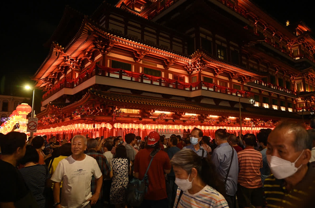 Nh&acirc;n vi&ecirc;n an ninh sẽ được triển khai để kiểm so&aacute;t đ&aacute;m đ&ocirc;ng trong thời điểm diễn ra lễ hội. Trong trường hợp qu&aacute; nhiều người dồn về khu vực, lối v&agrave;o c&aacute;c khu phố Pagoda, phố Trengganu v&agrave; phố Temple sẽ được hạn chế tiếp cận để đảm bảo an to&agrave;n. Ảnh: Straits Times