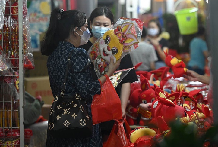 Ước t&iacute;nh lượng người d&acirc;n, du kh&aacute;ch đổ về khu phố Chinatown dịp Tết Nguy&ecirc;n đ&aacute;n năm nay sẽ đ&ocirc;ng hơn 2 năm trước, ban quản l&yacute; lễ hội đ&atilde; khuyến c&aacute;o người d&acirc;n gh&eacute; thăm khu phố v&agrave;o thời điểm sớm hơn v&agrave;o ban ng&agrave;y, tr&aacute;nh c&aacute;c dịp cuối tuần. Ảnh: Straits Times