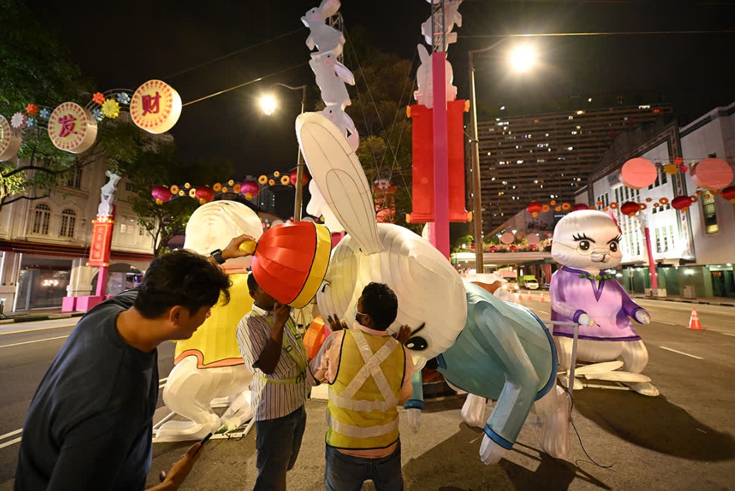 C&ocirc;ng t&aacute;c sắp đặt, trang tr&iacute; đ&atilde; bắt đầu từ v&agrave;i tuần trước.Ảnh: Straits Times