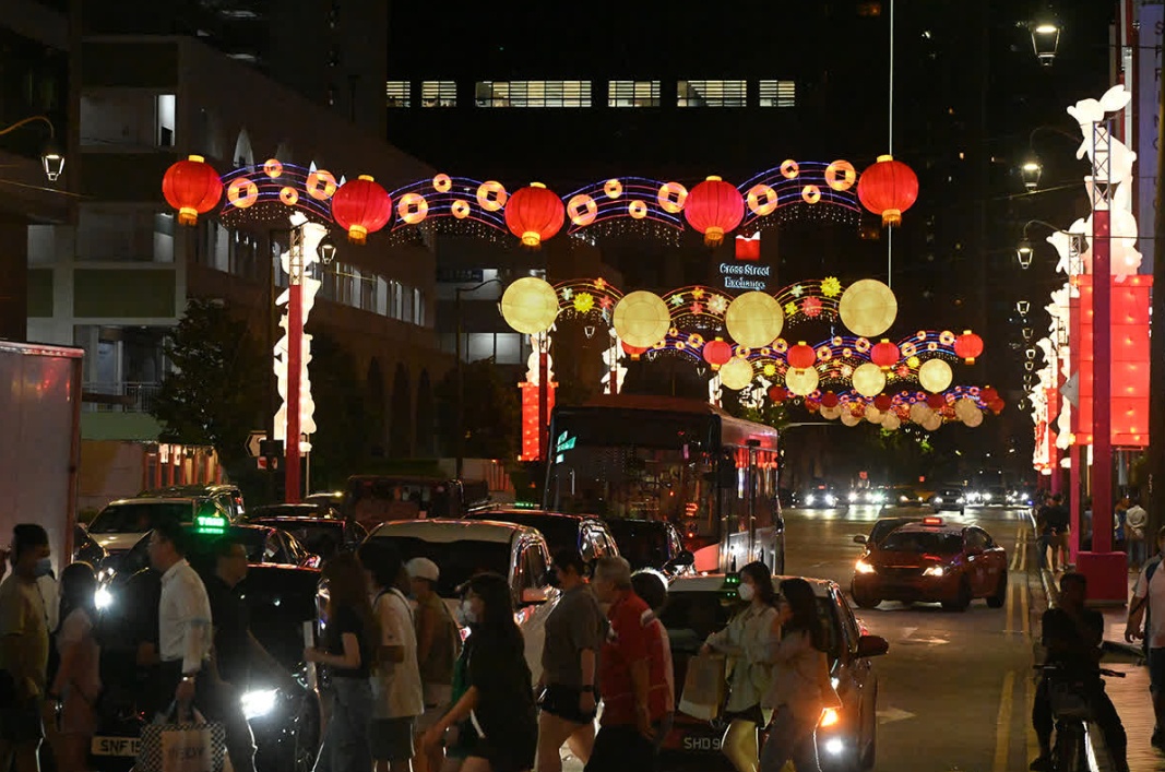 Tết Nguy&ecirc;n đ&aacute;n đến gần, khu Chinatown tại Singapore ngập tr&agrave;n sắc m&agrave;u rực rỡ. Mới đ&acirc;y, lễ hội Tết Nguy&ecirc;n đ&aacute;n Chinatown 2023 do Ủy ban Lễ hội Chinatown v&agrave; Tổng cục Du lịch Singapore phối hợp tổ chức. Ảnh: Straits Times