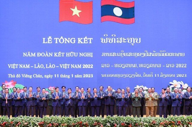 Theo Bộ trưởng Bộ Ngoại giao, chuyến thăm đ&atilde; đạt được những kết quả rất to&agrave;n diện, thực chất v&agrave; cụ thể, thể hiện ở 5 điểm sau: 
C&aacute;c hoạt động v&agrave; nội dung của chuyến thăm đ&atilde; khẳng định quyết t&acirc;m cao của l&atilde;nh đạo cấp cao hai nước trong việc kh&ocirc;ng ngừng củng cố v&agrave; ph&aacute;t triển mối quan hệ hữu nghị v&agrave; hợp t&aacute;c to&agrave;n diện Việt-L&agrave;o. Điểm nhấn của chuyến thăm l&agrave; buổi Lễ bế mạc &ldquo;Năm Đo&agrave;n kết Hữu nghị Việt Nam - L&agrave;o, L&agrave;o - Việt Nam 2022&rdquo; do hai Thủ tướng chủ tr&igrave; với sự tham dự của c&aacute;c đồng ch&iacute; L&atilde;nh đạo cấp cao Đảng, Nh&agrave; nước, Quốc hội, Ch&iacute;nh phủ v&agrave; đ&ocirc;ng đảo đại diện c&aacute;c tầng lớp nh&acirc;n d&acirc;n L&agrave;o. Đ&acirc;y sự kiện quan trọng, tổng kết một năm th&agrave;nh c&ocirc;ng rực rỡ của quan hệ đặc biệt Việt-L&agrave;o.  
Trong ảnh, đo&agrave;n đại biểu Việt Nam v&agrave; L&agrave;o tại Lễ tổng kết Năm đo&agrave;n kết hữu nghị Việt Nam-L&agrave;o, L&agrave;o-Việt Nam 2022.  Ảnh: VGP/Nhật Bắc