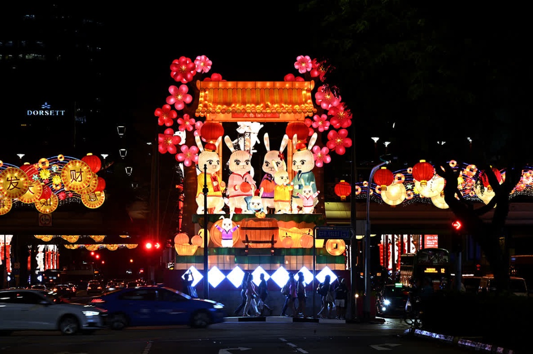 Những chiếc đ&egrave;n lồng h&igrave;nh thỏ - linh vật của năm 2023 theo truyền thống của Trung Quốc đ&atilde; thắp s&aacute;ng khắp c&aacute;c con phố trong khu Chinatown. Ảnh: Straits Times