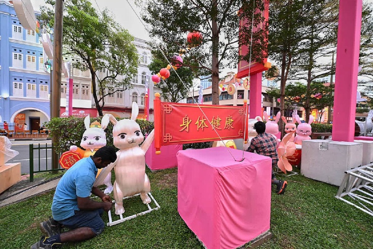 Để c&oacute; thể bao phủ to&agrave;n bộ khu Chinatown trong &aacute;nh s&aacute;ng của những ngọn đ&egrave;n, tiểu cảnh trang tr&iacute; l&agrave; nhờ c&ocirc;ng sức lao động vất vả h&agrave;ng th&aacute;ng trời. Ảnh: Straits Times