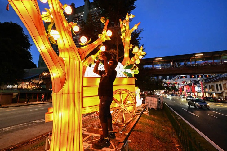 Những tiểu cảnh trang tr&iacute; khu phố Chinatown trong dịp Tết nguy&ecirc;n đ&aacute;n năm nay do ch&iacute;nh nh&oacute;m giảng vi&ecirc;n, sinh vi&ecirc;n của Đại học C&ocirc;ng nghệ v&agrave; Thiết kế Singapore thiết kế. Ảnh: Straits Times