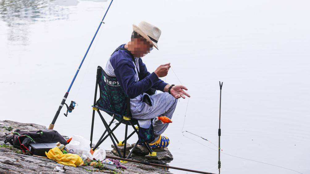 Thậm ch&iacute;, ở một khu vực, người d&acirc;n vừa mới thả c&aacute; ch&eacute;p xuống th&igrave; bị c&acirc;u l&ecirc;n ngay sau đ&oacute;.