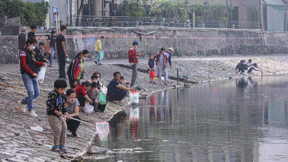 Tại khu vực hồ Giảng V&otilde;, nhiều người d&acirc;n cũng tập trung để thả c&aacute; tại đ&acirc;y. Tuy nhi&ecirc;n, khu vực n&agrave;y kh&ocirc;ng c&oacute; th&ugrave;ng để đựng r&aacute;c.