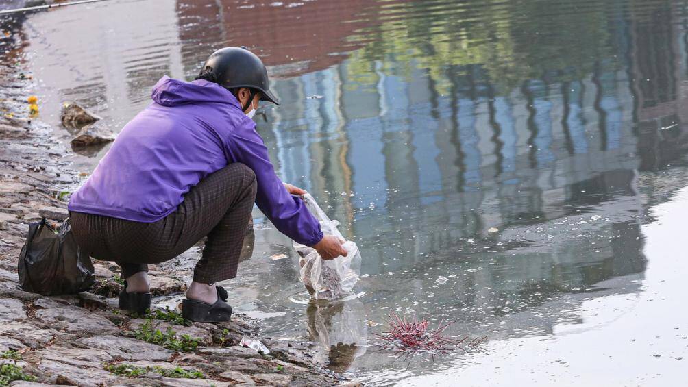 Tro, ch&acirc;n hương cũng được người d&acirc;n vứt thẳng xuống mặt nước.