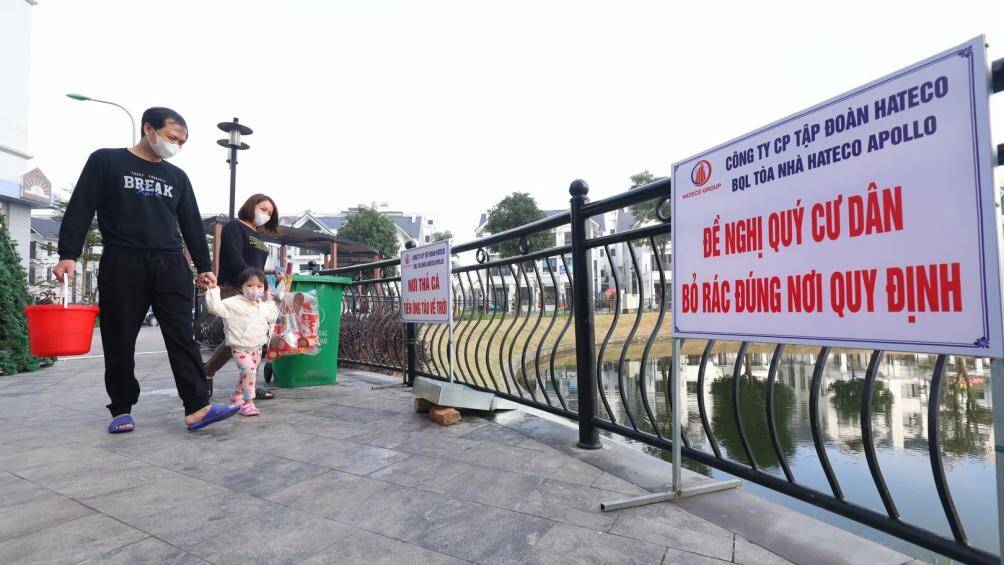 Tại một khu chung cư tr&ecirc;n địa b&agrave;n quận Nam Từ Li&ecirc;m (H&agrave; Nội) đ&atilde; lắp đặt một chiếc "m&aacute;ng trượt" gi&uacute;p người d&acirc;n dễ d&agrave;ng thả c&aacute; ch&eacute;p qua h&agrave;ng r&agrave;o m&agrave; kh&ocirc;ng cần phải xuống tận m&eacute;p hồ.
Chiếc "m&aacute;ng trượt" được l&agrave;m bằng t&ocirc;n, d&agrave;i hơn 4m. Ph&iacute;a miệng m&aacute;ng trượt được thiết kế rộng hơn để dễ d&agrave;ng thả c&aacute;.