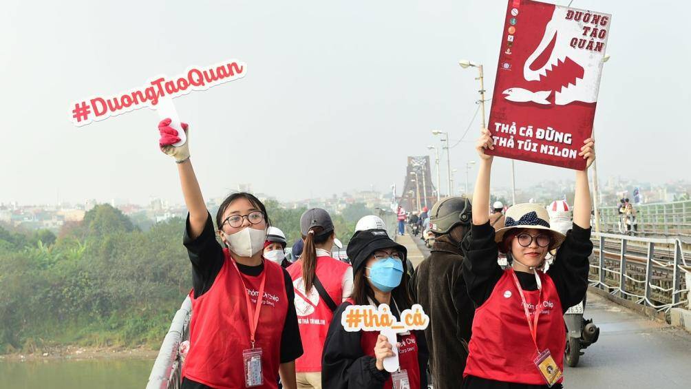 Tại khu vực cầu Long Bi&ecirc;n, PV ghi nhận sự nhiệt t&igrave;nh gi&uacute;p đỡ người d&acirc;n thả c&aacute;, tuy&ecirc;n truyền th&ocirc;ng điệp bảo vệ m&ocirc;i trường của những t&igrave;nh nguyện vi&ecirc;n.