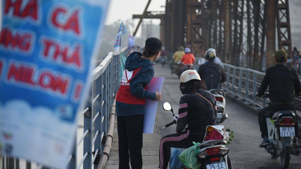 Ngo&agrave;i ra, những t&igrave;nh nguyện vi&ecirc;n n&agrave;y c&ograve;n thu gom nilon, hỗ trợ người d&acirc;n rải tro để bảo vệ m&ocirc;i trường.