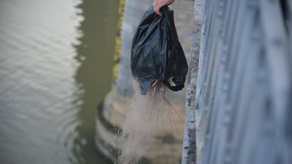 Một người d&acirc;n rải tro ở cầu Long Bi&ecirc;n.