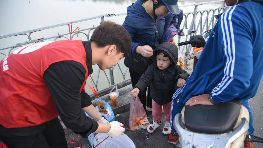 Anh Lại Mạnh Cường, người s&aacute;ng lập "Đường T&aacute;o qu&acirc;n" cho biết, năm nay sẽ c&oacute; hơn 200 t&igrave;nh nguyện vi&ecirc;n hỗ trợ người d&acirc;n thả c&aacute;, rải tro, thu gom t&uacute;i nilon để bảo vệ m&ocirc;i trường.
"Qua c&aacute;c năm, người d&acirc;n đ&atilde; dần &yacute; thức hơn về việc bảo vệ m&ocirc;i trường. Lượng đồ thờ, tro mang xuống thả tuy vẫn c&ograve;n nhưng giảm rất nhiều", anh Cường cho hay.