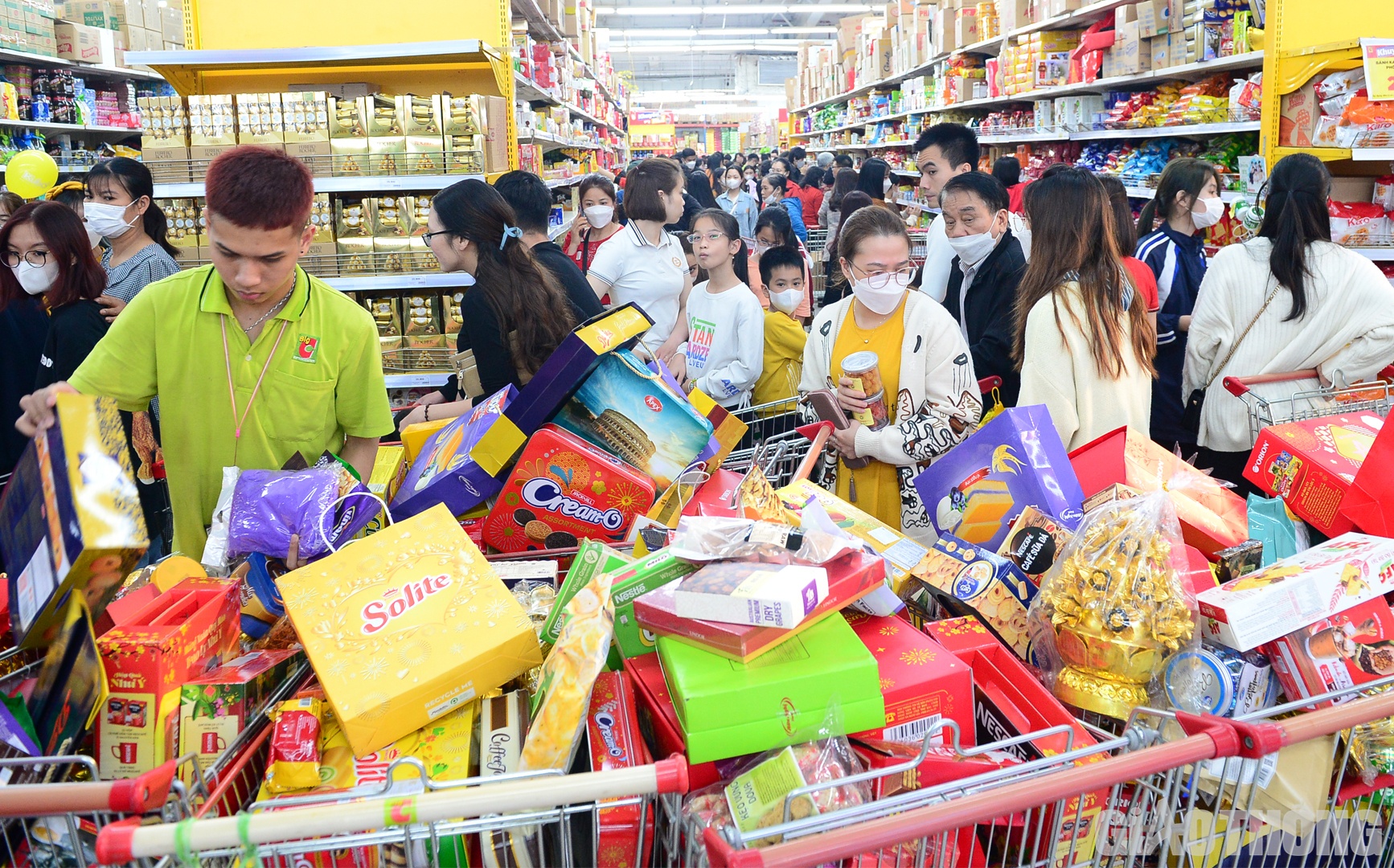 Mặc d&ugrave; h&igrave;nh thức mua sắm online hiện nay kh&aacute; phổ biến nhưng nhiều người vẫn lựa chọn đến trực tiếp si&ecirc;u thị để tận tay lựa chọn từng mặt h&agrave;ng.