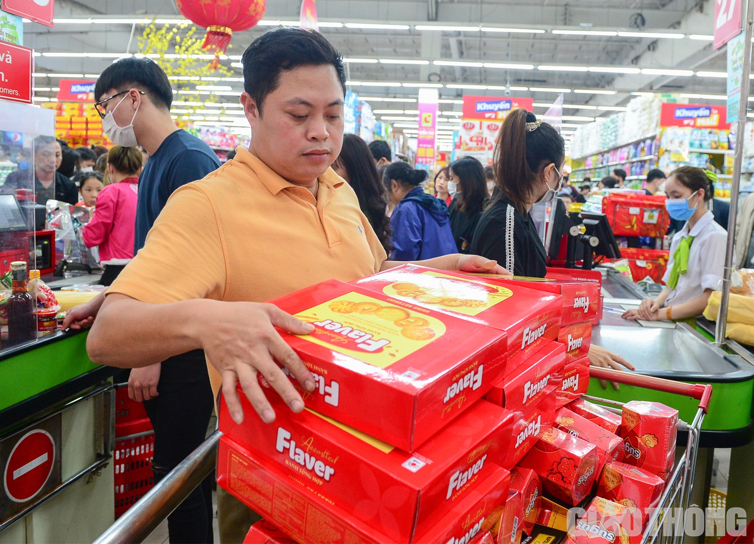 Tranh thủ ng&agrave;y nghỉ cuối tuần đi sắm Tết, anh Lại Văn An (quận Nam Từ Li&ecirc;m) cho biết mức chi cho buổi h&ocirc;m nay l&agrave; gần 5 triệu đồng v&agrave; dự kiến sẽ c&ograve;n mua th&ecirc;m qu&agrave; cho người th&acirc;n, họ h&agrave;ng trong những ng&agrave;y tới.