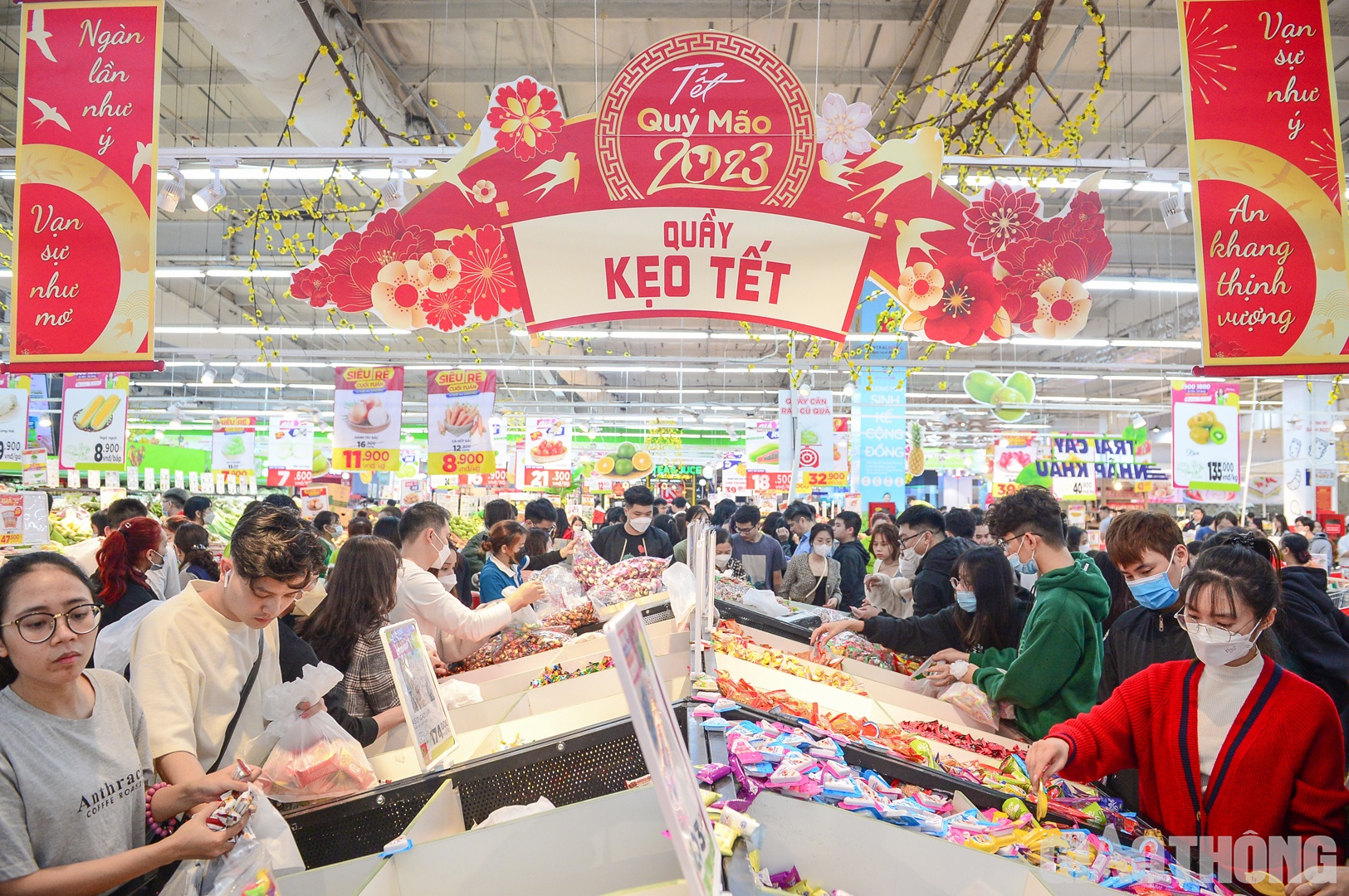 Theo ghi nhận của PV B&aacute;o Giao th&ocirc;ng tại si&ecirc;u thị BigC Thăng Long dịp cuối tuần, c&aacute;c quầy h&agrave;ng đều chật k&iacute;n kh&aacute;ch.