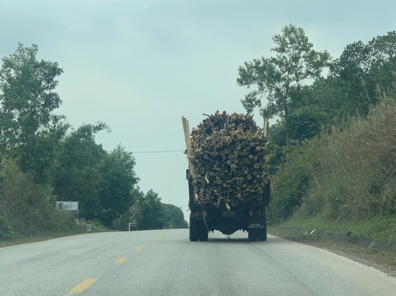 "Đơn vị đ&atilde; thường xuy&ecirc;n kiểm tra, xử l&yacute;. Tuy nhi&ecirc;n, c&aacute;c xe chở gỗ keo qua kiểm tra chỉ vượt k&iacute;ch thước th&agrave;nh, th&ugrave;ng từ 11-12%. Xe chở dăm gỗ cũng chỉ vi phạm tương tự v&agrave; đều bị xử phạt cả", vị c&aacute;n bộ CSGT cho hay.