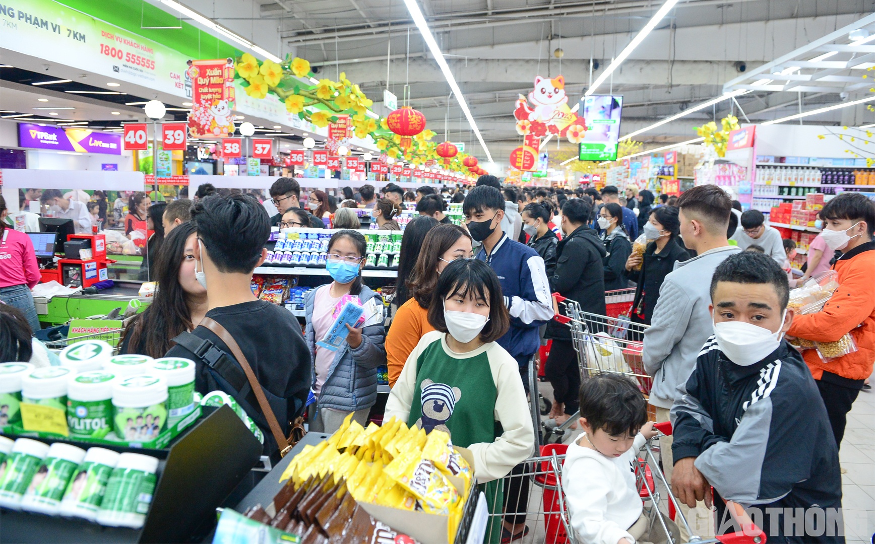 Những ng&agrave;y gi&aacute;p Tết Nguy&ecirc;n đ&aacute;n Qu&yacute; M&atilde;o 2023, c&aacute;c si&ecirc;u thị lớn tr&ecirc;n địa b&agrave;n H&agrave; Nội nhộn nhịp người d&acirc;n tới mua sắm.