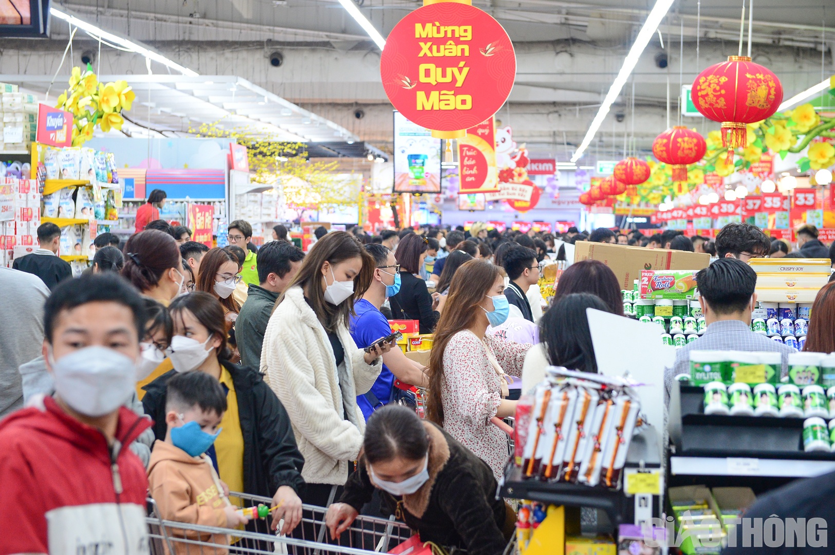 C&oacute; thời điểm, người d&acirc;n phải xếp h&agrave;ng chờ tới lượt thanh to&aacute;n.