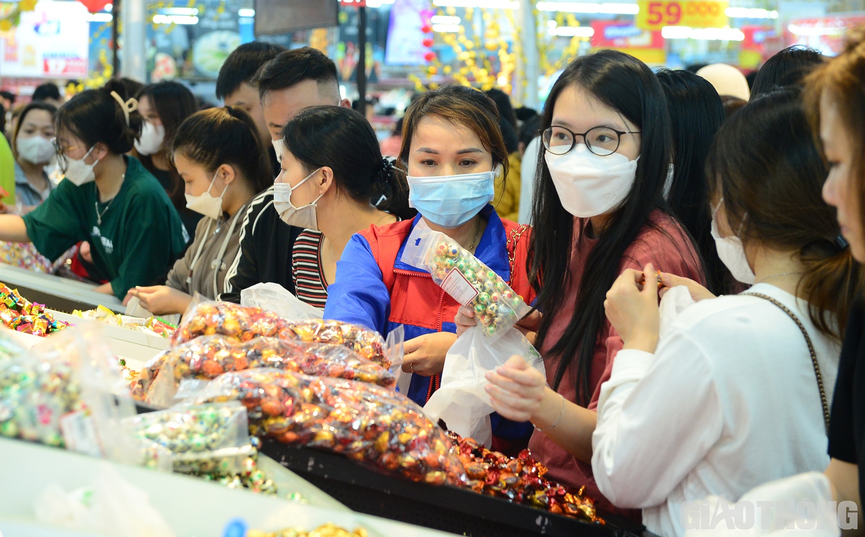 Trong đ&oacute;, tập trung người mua đ&ocirc;ng hơn cả l&agrave; khu vực b&aacute;n b&aacute;nh, kẹo, thạch Tết.