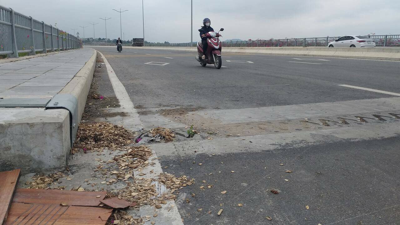 Dăm gỗ rơi k&iacute;n cầu T&igrave;nh Y&ecirc;u, TP Hạ Long c&oacute; nguy cơ ảnh hưởng đến người điều khiển xe th&ocirc; sơ, xe m&aacute;y.