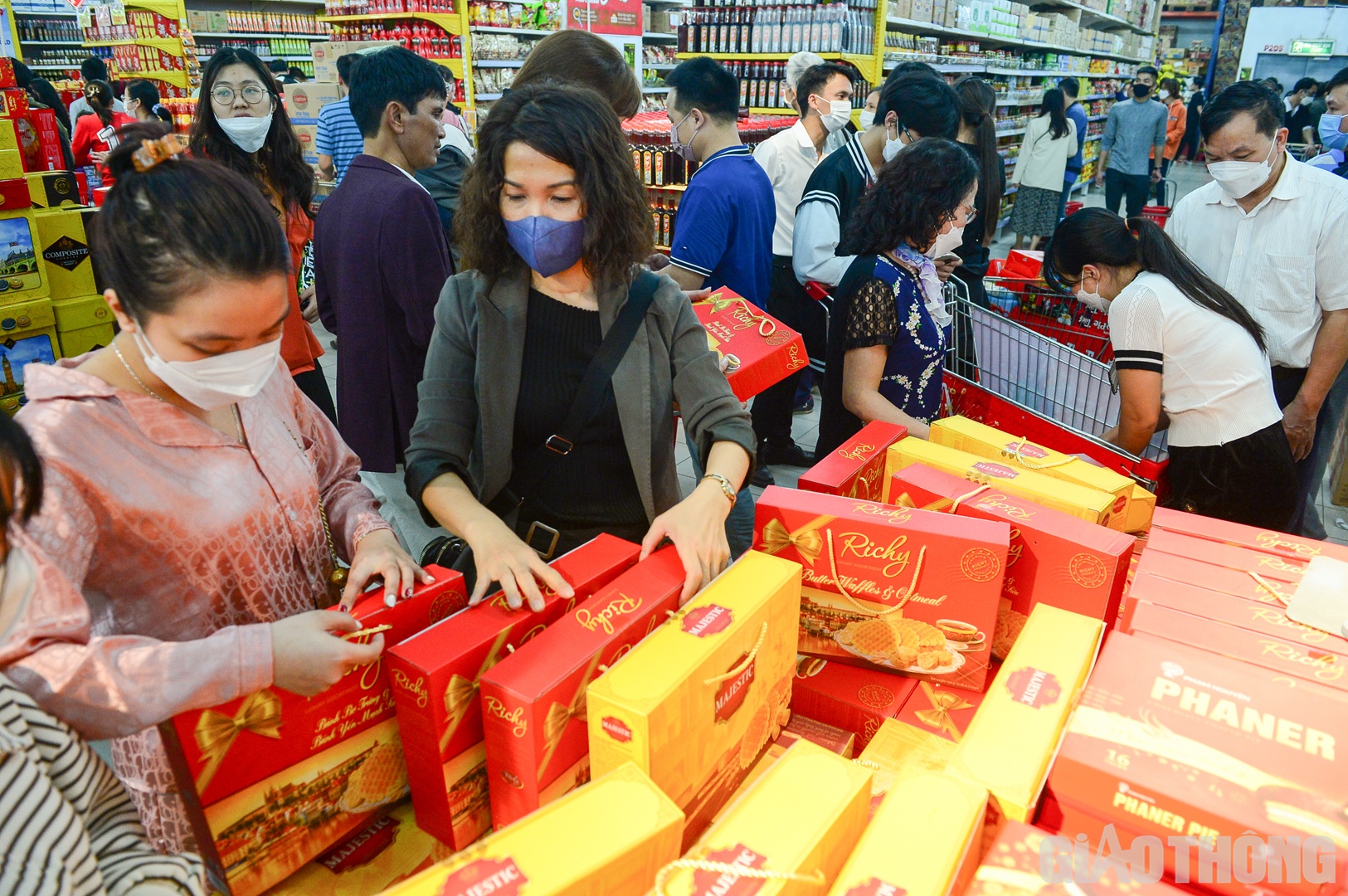 B&ecirc;n cạnh đ&oacute;, nhiều gian h&agrave;ng, sản phẩm &aacute;p dụng chương tr&igrave;nh ưu đ&atilde;i lớn cũng thu h&uacute;t được sự quan t&acirc;m của kh&aacute;ch h&agrave;ng.