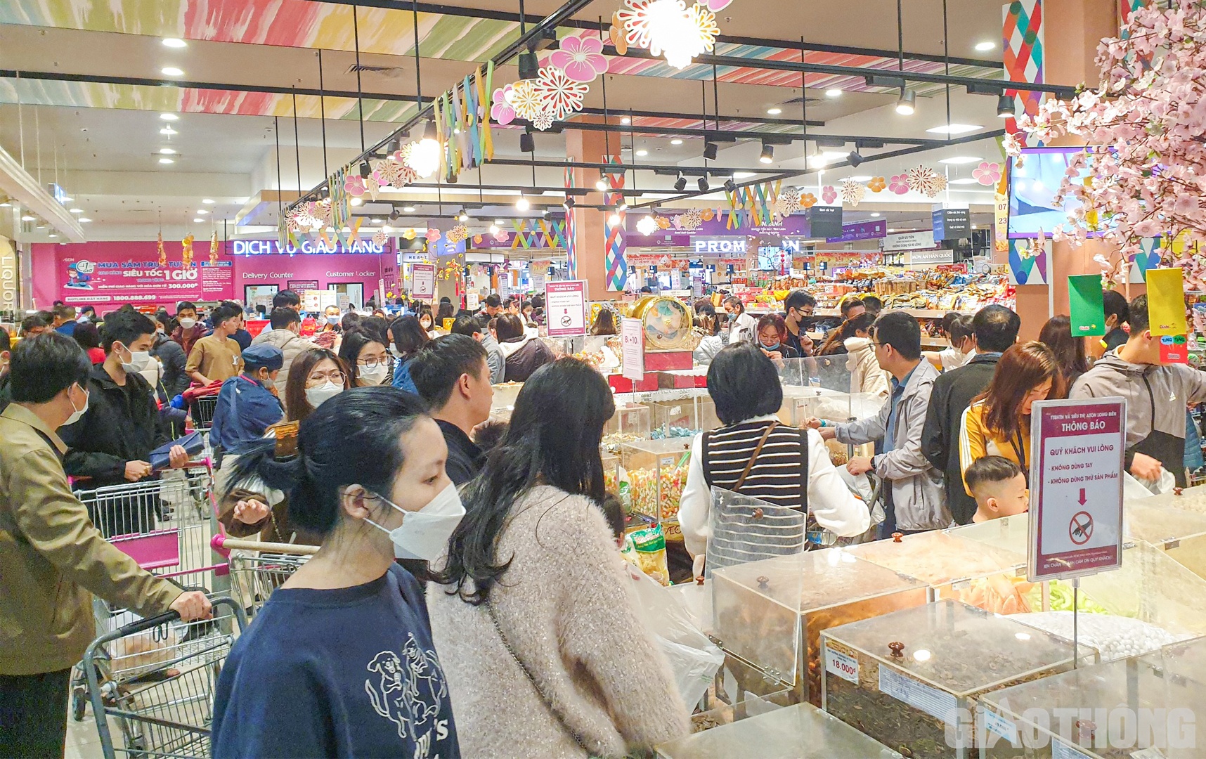 Được biết, hệ thống AEON Việt Nam sẽ mở b&aacute;n xuy&ecirc;n Tết để phục vụ nhu cầu mua sắm, vui chơi giải tr&iacute; của người d&acirc;n. Theo đ&oacute;, ng&agrave;y m&ugrave;ng 1 tết, AEON mở cửa từ 11h trưa đến 22h. Từ m&ugrave;ng 2 Tết mở cửa theo khung giờ b&igrave;nh thường.