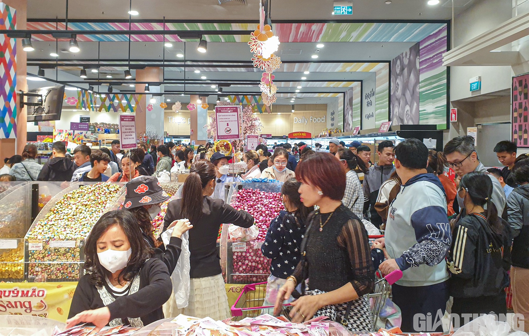 Tương tự, tại si&ecirc;u thị AEON Mall Long Bi&ecirc;n cũng chật n&iacute;ch người mua sắm Tết.