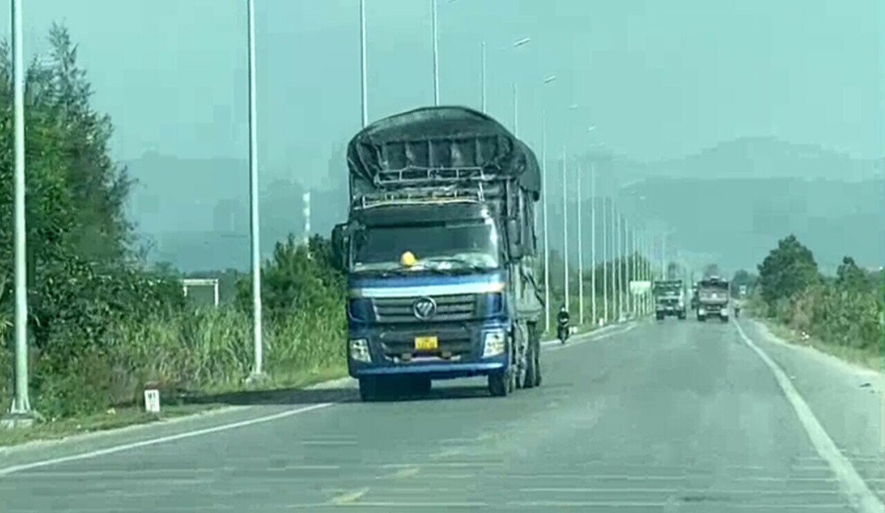 Trao đổi với PV B&aacute;o Giao th&ocirc;ng về thực trạng xe chở gỗ vượt qu&aacute; th&agrave;nh th&ugrave;ng v&agrave; dăm gỗ nghi qu&aacute; tải, g&acirc;y &ocirc; nhiễm m&ocirc;i trường, &ocirc;ng Nguyễn Thi&ecirc;n Vương, Ch&aacute;nh Văn ph&ograve;ng Ban ATGT tỉnh Quảng Ninh cho biết: "Thực tế th&igrave; thời gian qua, c&aacute;c cơ quan chức năng cũng đ&atilde; tiến h&agrave;nh xử l&yacute; nhiều trường hợp vi phạm li&ecirc;n quan đến xe chở gỗ keo, dăm gỗ. Ch&uacute;ng t&ocirc;i sẽ trao đổi với c&aacute;c lực lượng chuy&ecirc;n tr&aacute;ch tiếp tục kiểm tra, xử l&yacute; nghi&ecirc;m c&aacute;c trường hợp vi phạm".