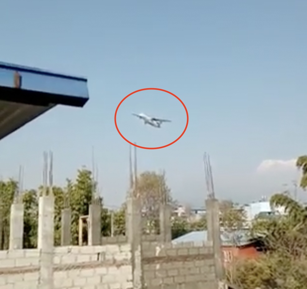 H&igrave;nh ảnh được cắt từ video do người d&acirc;n ghi lại ở những gi&acirc;y cuối c&ugrave;ng khi m&aacute;y bay động cơ đ&ocirc;i ATR 72 gặp nạn tại th&agrave;nh phố Pokhara, miền t&acirc;y Nepal.
Anh Khum Bahadur Chhetri &ndash; một nh&acirc;n chứng tận mắt chứng kiến những gi&acirc;y cuối c&ugrave;ng khi m&aacute;y bay gặp nạn cho biết: &ldquo;T&ocirc;i nh&igrave;n thấy m&aacute;y bay rung l&ecirc;n, đảo sang tr&aacute;i, sang phải rồi bất ngờ lao mũi m&aacute;y bay xuống v&agrave; rơi xuống hẻm n&uacute;i&rdquo;.