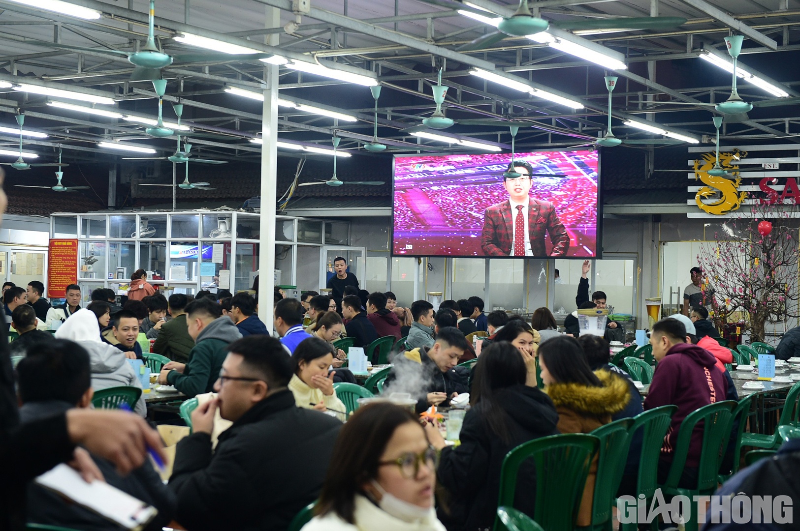 Một nh&agrave; h&agrave;ng tr&ecirc;n phố Trần Th&aacute;i T&ocirc;ng chật k&iacute;n kh&aacute;ch thời điểm 19h30.