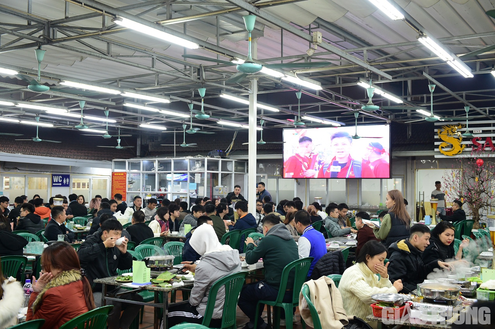 Tối 16/1, trận chung kết lượt về AFF Cup 2022 giữa Việt Nam v&agrave; Th&aacute;i Lan đ&atilde; diễn ra. Theo ghi nhận của PV B&aacute;o Giao th&ocirc;ng, rất đ&ocirc;ng người d&acirc;n đ&atilde; đổ về c&aacute;c h&agrave;ng qu&aacute;n để cổ vũ cho đội tuyển từ qu&ecirc; nh&agrave;.