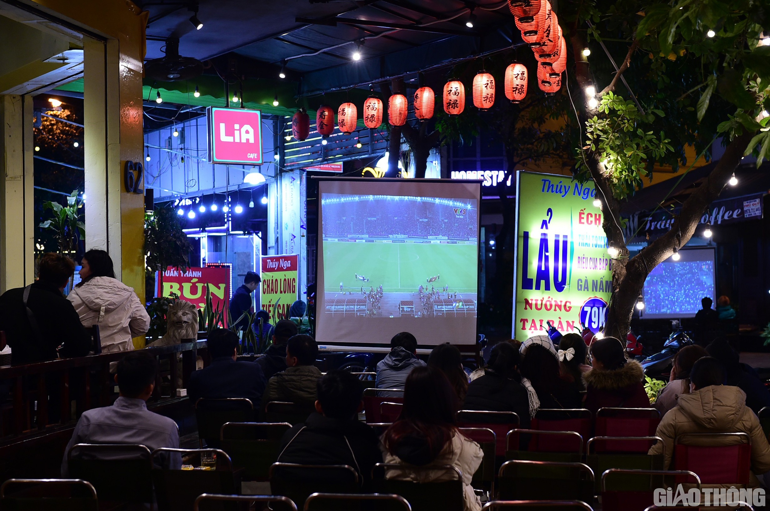 Nhiều người d&acirc;n đ&atilde; tranh thủ thời gian đến chọn vị tr&iacute; ngồi tốt, c&ugrave;ng bạn b&egrave; b&agrave;n luận trước khi xem trận đấu tại qu&aacute;n c&agrave; ph&ecirc; tr&ecirc;n phố Dương Khu&ecirc;.