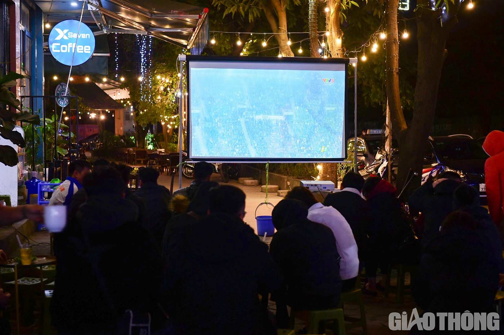 Anh Đỗ Quang Anh (quận Cầu Giấy) chia sẻ: "Tuy Th&aacute;i Lan l&agrave; một đội b&oacute;ng mạnh v&agrave; được thi đấu tr&ecirc;n s&acirc;n nh&agrave; nhưng t&ocirc;i tin rằng, c&aacute;c cầu thủ của ch&uacute;ng ta sẽ tự tin thi đấu v&agrave; gi&agrave;nh được chiến thắng trong trận đấu quyết định n&agrave;y".