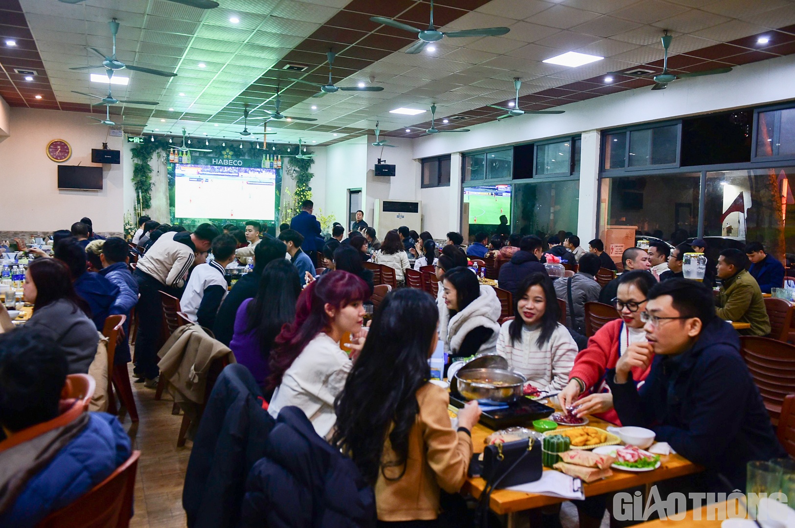 Tương tự, đ&ocirc;ng đảo người h&acirc;m mộ đ&atilde; c&oacute; mặt từ sớm để theo d&otilde;i trận đấu tại một qu&aacute;n ăn đường L&ecirc; Đức Thọ