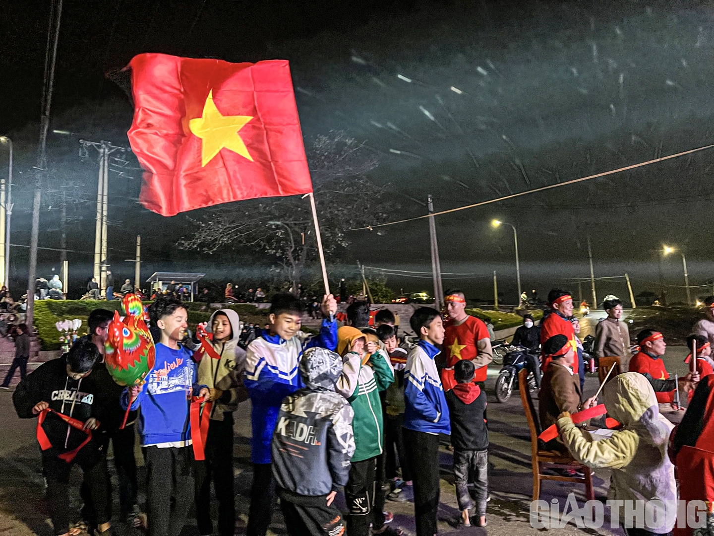 C&aacute;c pha b&oacute;ng diễn ra, tiếng trống vang rền h&ograve;a c&ugrave;ng tiếng h&ograve; reo cổ vũ khiến kh&ocirc;ng kh&iacute; nơi đ&acirc;y v&ocirc; c&ugrave;ng n&aacute;o nhiệt.