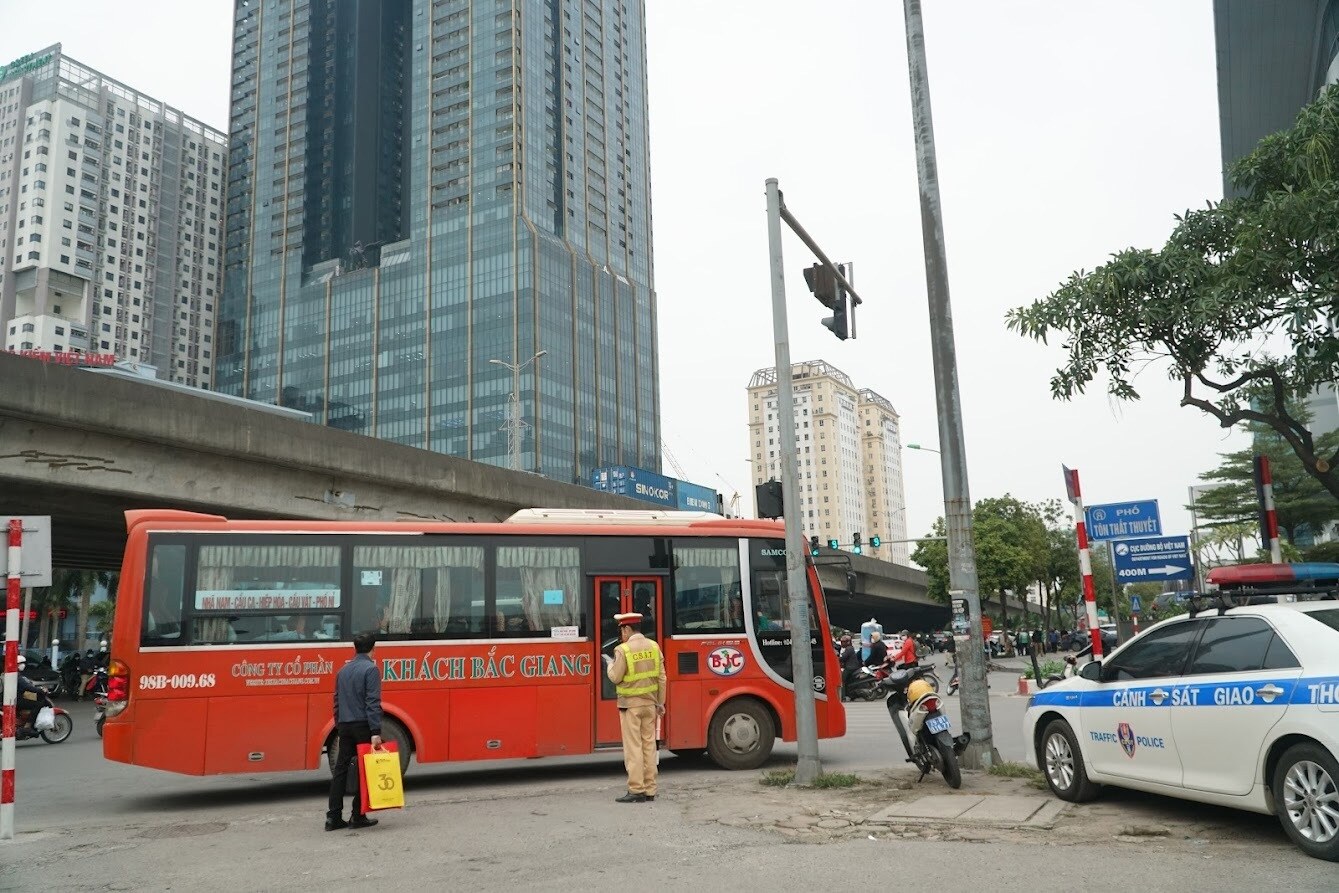 Chỉ trong một tuần cận Tết Nguy&ecirc;n đ&aacute;n Qu&yacute; M&atilde;o, Đội CSGT số 6 (C&ocirc;ng an TP H&agrave; Nội) đ&atilde; xử l&iacute; được 230 trường hợp với c&aacute;c lỗi dừng đỗ, đ&oacute;n trả kh&aacute;ch sai quy định v&agrave; đi dưới tốc độ tối thiểu cho ph&eacute;p tr&ecirc;n c&aacute;c tuyến đường xung quanh bến xe Mỹ Đ&igrave;nh.