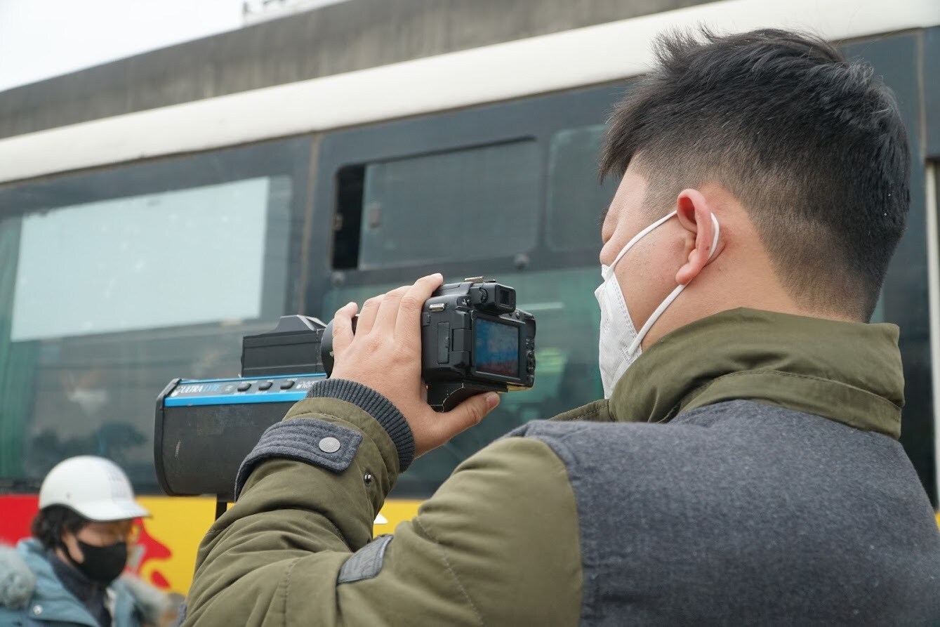 "Những ng&agrave;y cận Tết Nguy&ecirc;n đ&aacute;n, Đội ch&uacute;ng t&ocirc;i thường xuy&ecirc;n tuần tra, kiểm so&aacute;t tr&ecirc;n những tuyến đường Phạm H&ugrave;ng, Phạm Văn Đồng để xử l&yacute; những trường hợp xe kh&aacute;ch cố t&igrave;nh đi chậm để dừng đ&oacute;n trả kh&aacute;ch", &ocirc;ng T&agrave;i n&oacute;i.