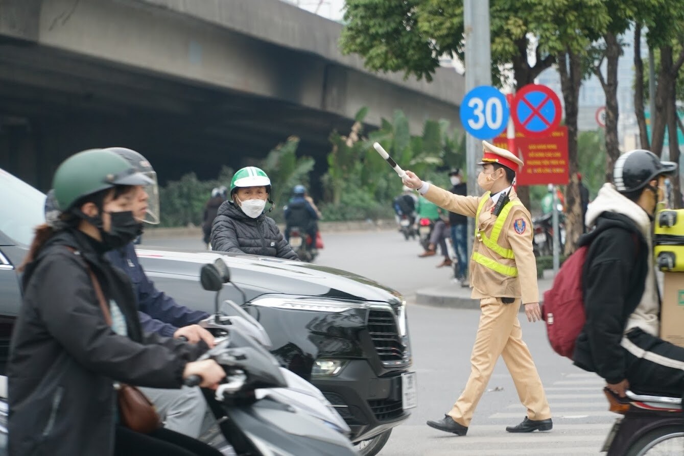 Cụ thể, chiều 16/1 (tức 25 Tết) trong v&ograve;ng hơn một tiếng, Đội CSGT số 6 đ&atilde; xử l&yacute; 5 trường hợp xe kh&aacute;ch dừng đỗ đ&oacute;n trả kh&aacute;ch kh&ocirc;ng đ&uacute;ng nơi quy định, chạy "r&ugrave;a b&ograve;" tr&ecirc;n đường Phạm H&ugrave;ng.