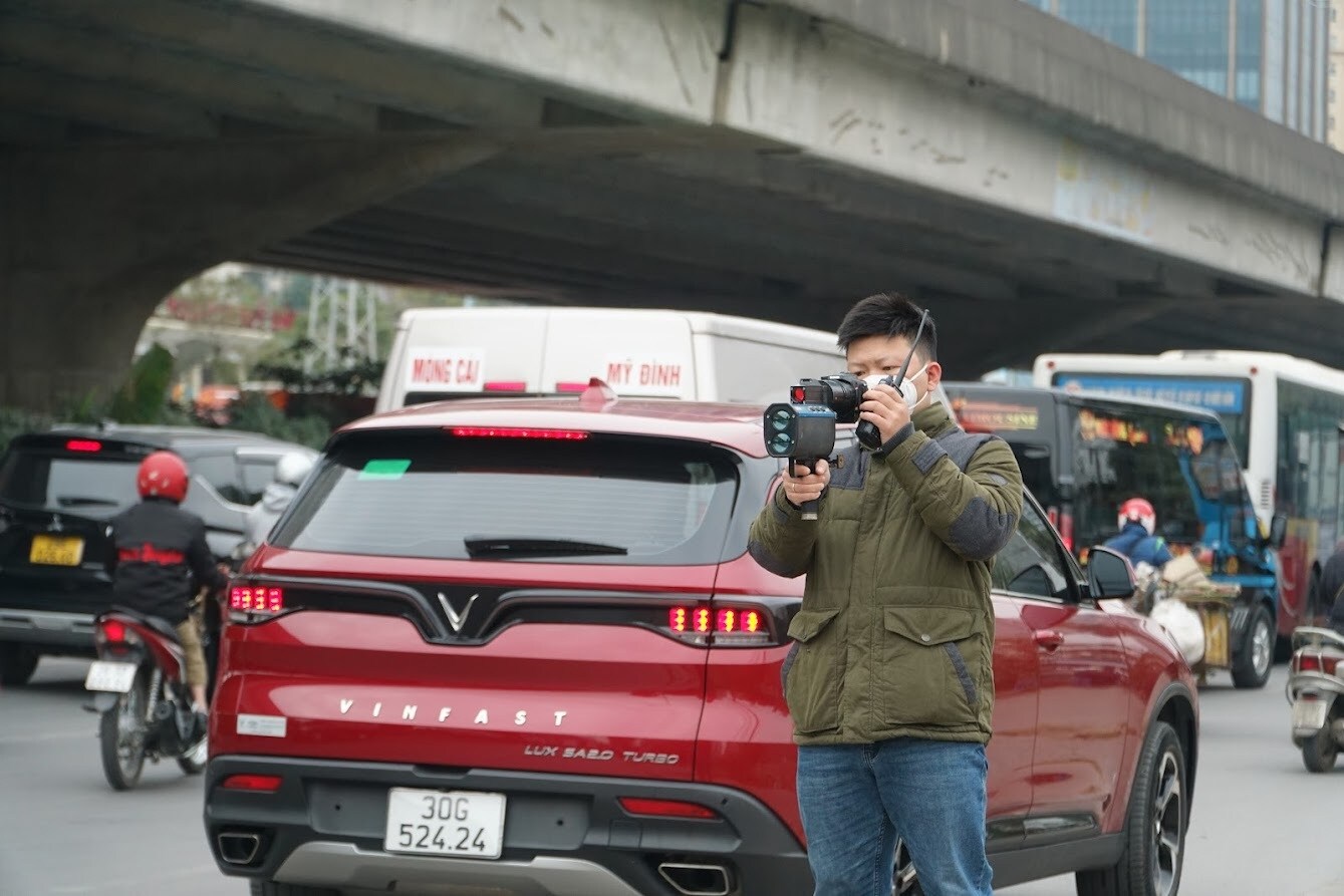 Để ph&aacute;t hiện v&agrave; xử l&yacute; những sai phạm của c&aacute;c t&agrave;i xế, Tổ tuần tra, kiểm so&aacute;t gồm 5 c&aacute;n bộ, chiến sĩ, trong đ&oacute; c&oacute; một chiến sĩ h&oacute;a trang thực hiện ghi h&igrave;nh c&aacute;c trường hợp vi phạm, trực tiếp b&aacute;o đ&agrave;m cho đồng đội ph&iacute;a tr&ecirc;n để dừng xe, xử l&iacute; vi phạm.