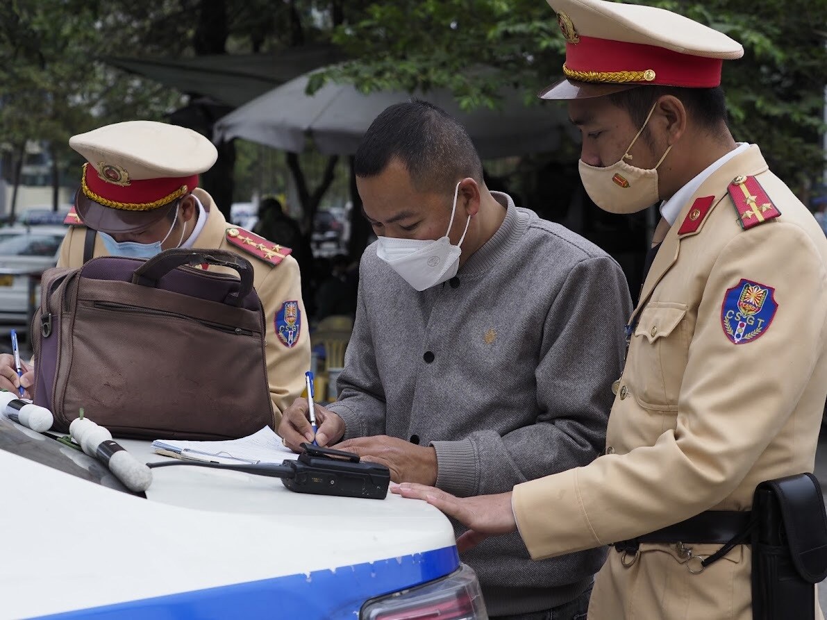 Với những trường hợp vi phạm, Tổ c&ocirc;ng t&aacute;c sẽ trực tiếp xử l&iacute; vi phạm ngay tại chỗ hoặc phạt nguội t&ugrave;y trường hợp cụ thể.