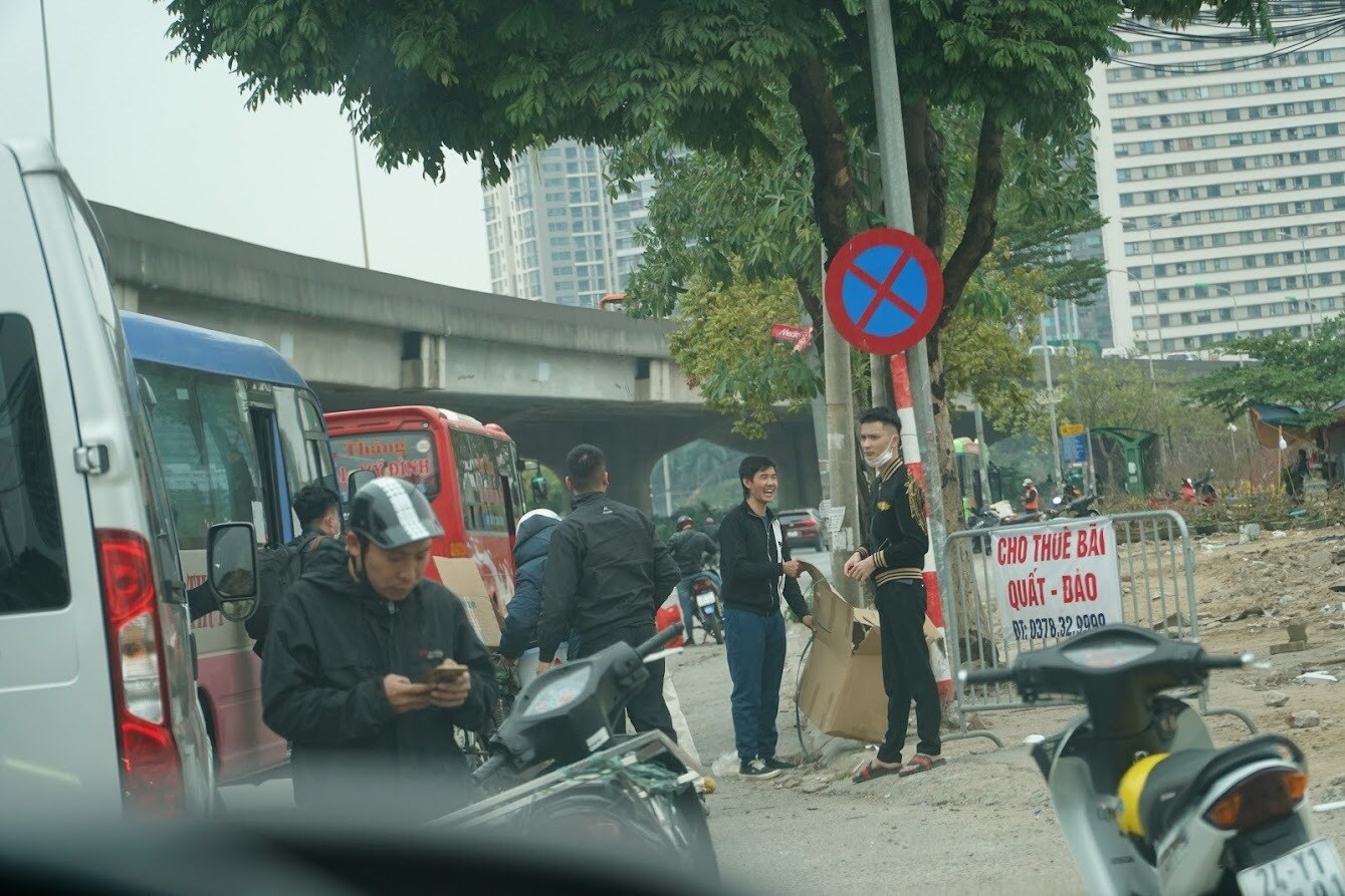 Ghi nhận thực tế của PV cho thấy, d&ugrave; c&oacute; sự xuất hiện của lực lượng CSGT nhưng một số nh&agrave; xe vẫn bất chấp dừng đ&oacute;n kh&aacute;ch, nhận chở h&agrave;ng tr&ecirc;n đường Phạm H&ugrave;ng