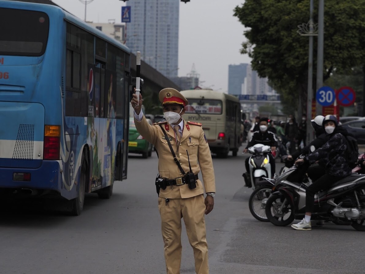 Đại &uacute;y Nguyễn Văn T&agrave;i, c&aacute;n bộ Đội CSGT số 6 cho biết, do xử l&yacute; thường xuy&ecirc;n, n&ecirc;n t&igrave;nh trạng đ&oacute;n trả kh&aacute;ch kh&ocirc;ng đ&uacute;ng nơi quy định quanh khu vực bến xe Mỹ Đ&igrave;nh đ&atilde; giảm kh&aacute; nhiều trong những ng&agrave;y cận Tết Nguy&ecirc;n đ&aacute;n.