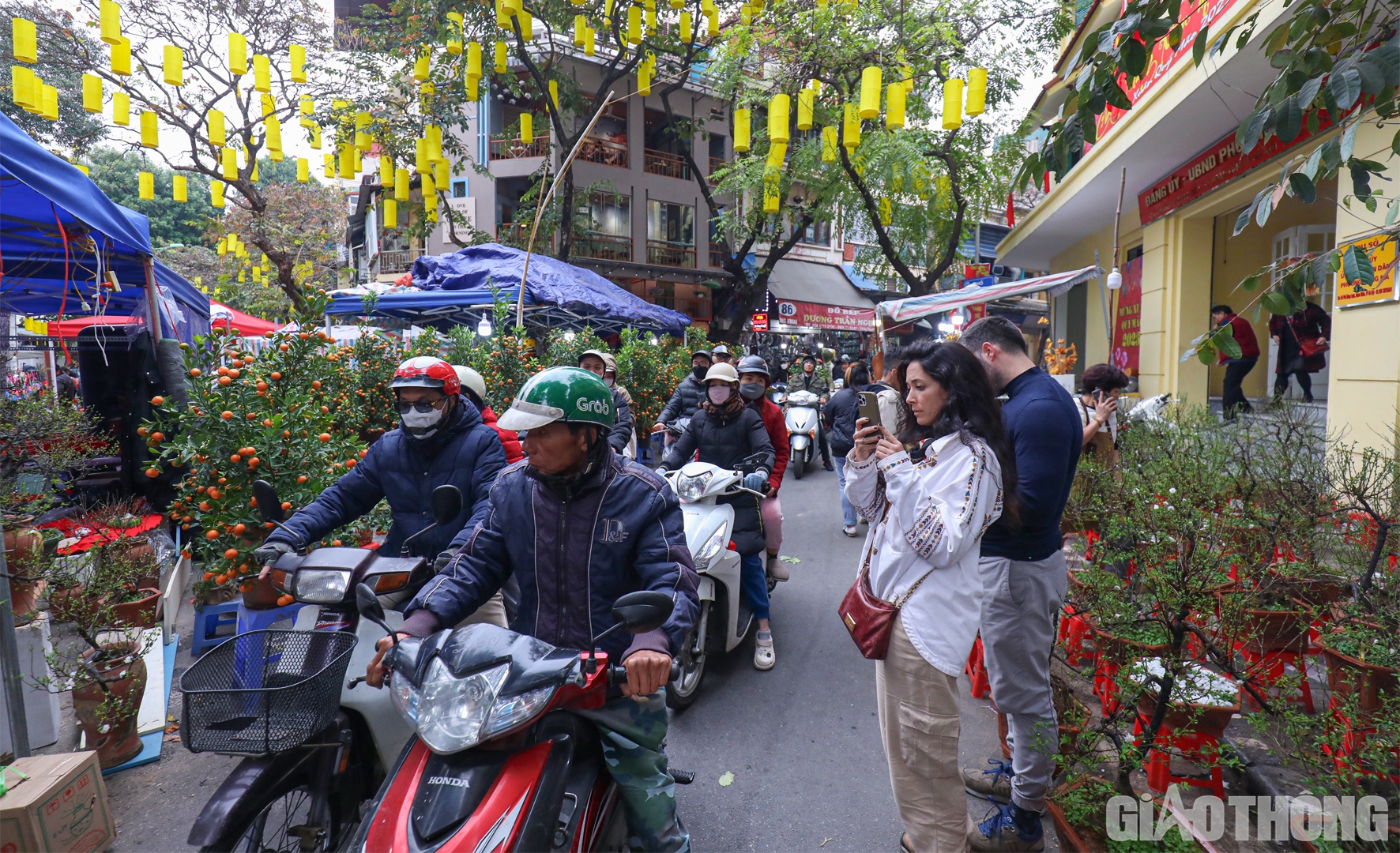 C&aacute;c tuyến phố xung quanh chợ họa lu&ocirc;n đ&ocirc;ng đ&uacute;c người qua lại.