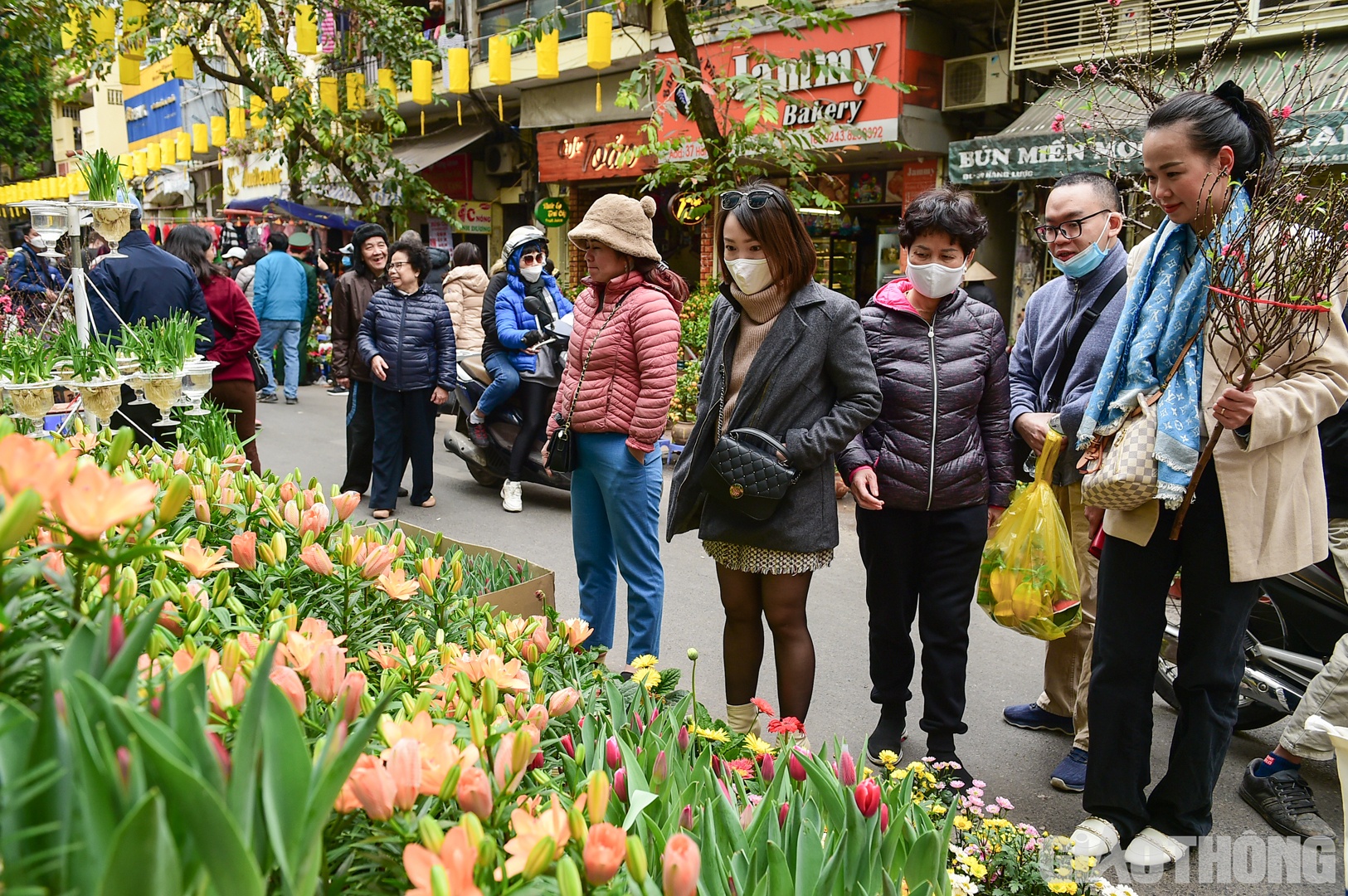 Một gian h&agrave;ng hoa tuy l&iacute;p thu h&uacute;t nhiều kh&aacute;ch gh&eacute; thăm.