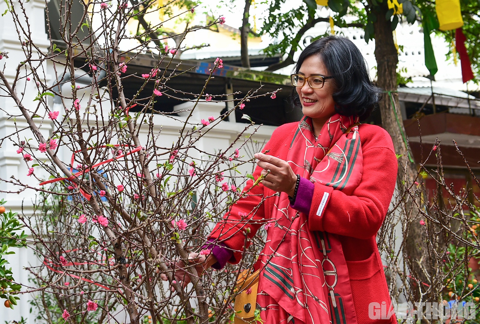 Sau khi dạo một v&ograve;ng chợ hoa, chị Đặng Thị Thu Huyền (phường Quốc Tử Gi&aacute;m, quận Đống Đa) đ&atilde; chọn mua được 2 c&agrave;nh đ&agrave;o ưng &yacute; để về trang tr&iacute; cho ng&ocirc;i nh&agrave; của m&igrave;nh trong ng&agrave;y Tết.