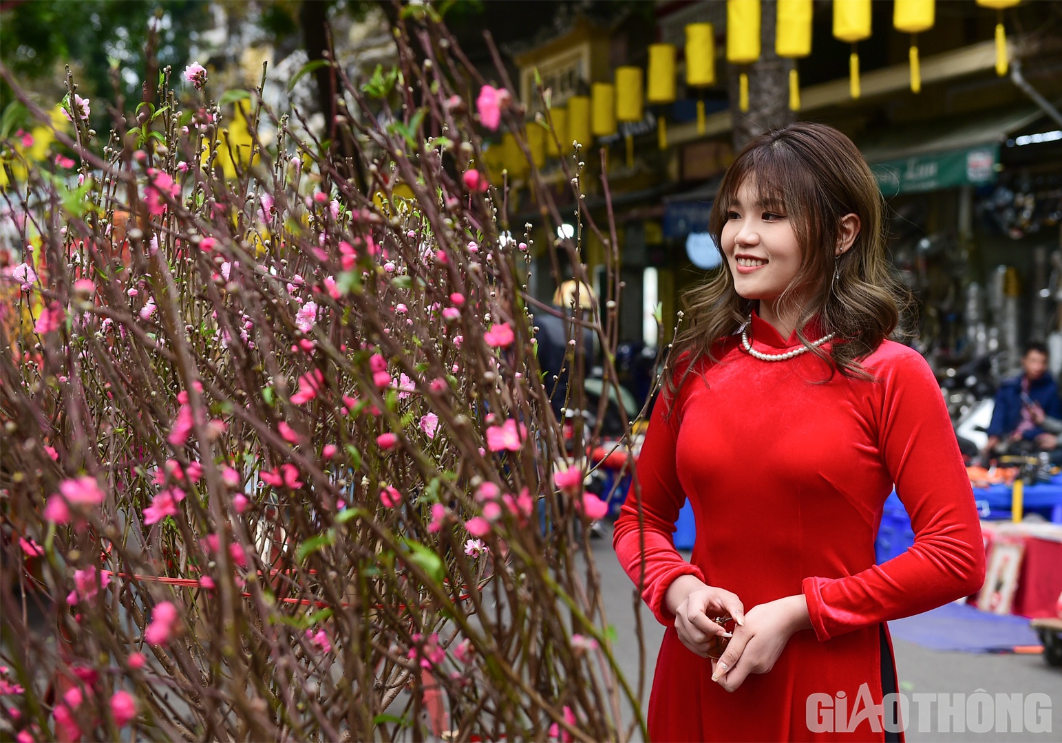 Sau 4 năm du học ở H&agrave;n Quốc, bạn L&ecirc; Thị Hải Yến (huyện Đ&ocirc;ng Anh) rất h&agrave;o hứng khi được về Việt Nam đ&oacute;n Tết. "Em sẽ d&agrave;nh buổi chiều nay c&ugrave;ng bạn đến chợ hoa Xu&acirc;n để chụp bộ ảnh l&agrave;m kỷ niệm sau đ&oacute; sẽ đ&oacute;n Tết trọn vẹn với gia đ&igrave;nh trước khi quay lại H&agrave;n Quốc học tập v&agrave;o ng&agrave;y Rằm th&aacute;ng Gi&ecirc;ng", Hải Yến chia sẻ.